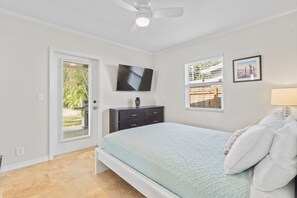 2 bedrooms, desk, iron/ironing board, travel cot - Charming Oasis with a Pool (Fort Lauderdale)