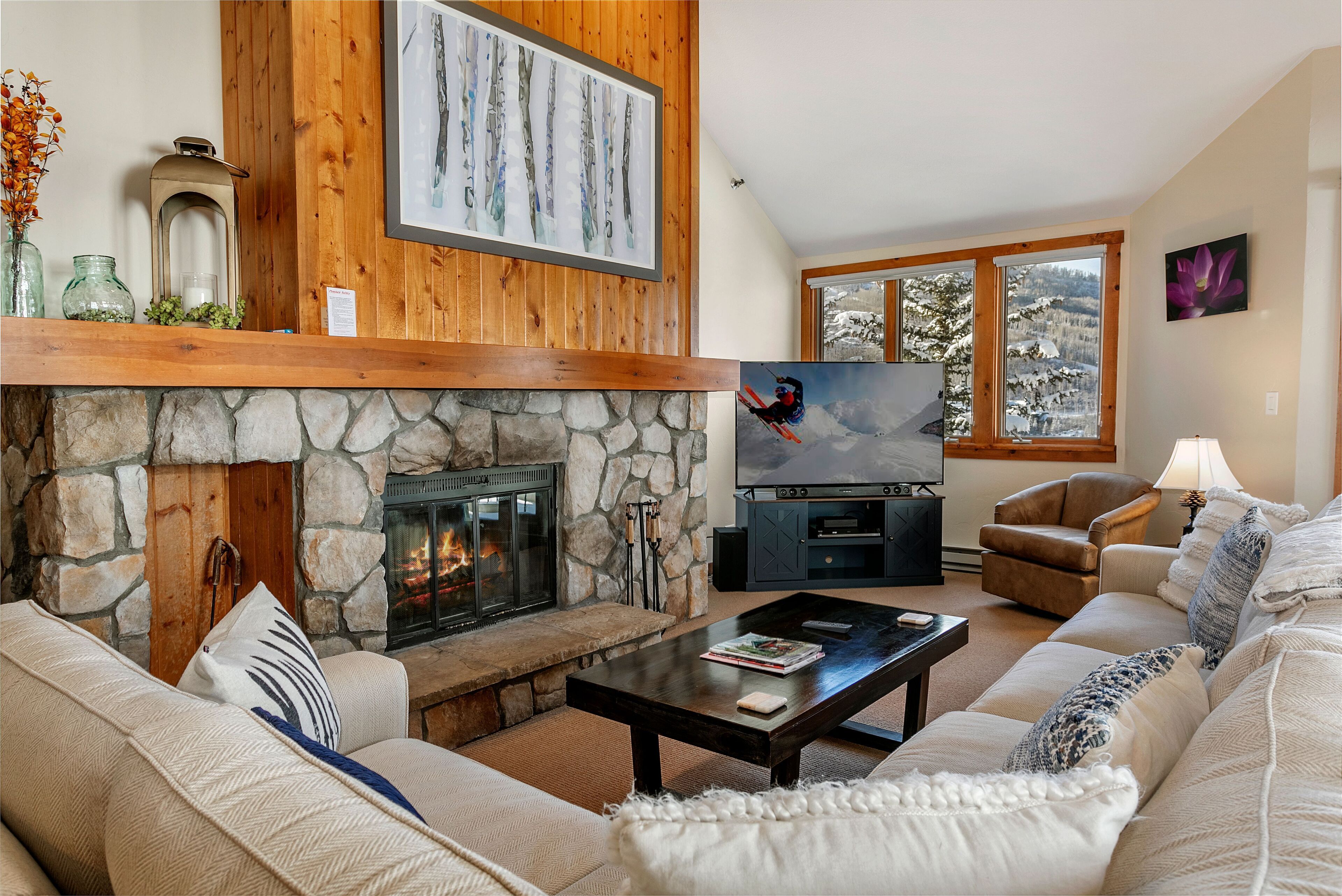 Beautiful Mountain Residence, Ski in/out, Year-Round Pool and Hot Tubs