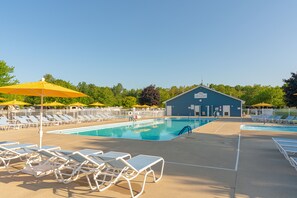 Hồ bơi ngoài trời phục vụ theo mùa