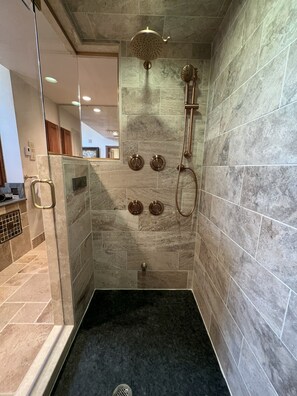Kombination af bruser/badekar, boblebadekar, hårtørrer, bidet