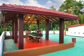 Villa | Piscina | Una piscina al aire libre