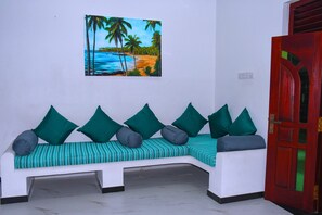 Villa | Sala de estar | Televisión de 30 pulgadas con canales digitales