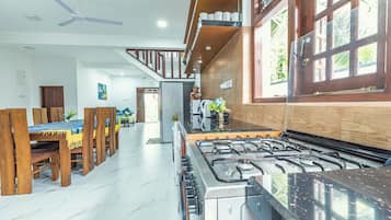 Villa | Cocina privada | Refrigerador, microondas, horno y lavavajillas