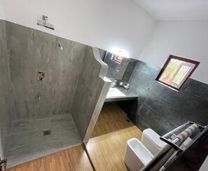 Een douche, een haardroger, handdoeken