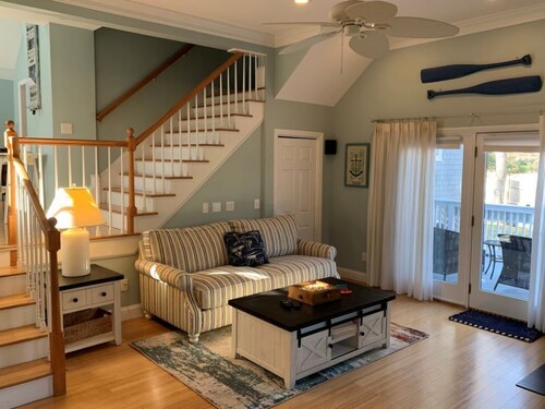 Cape Cod Getaway - close to beaches, shopping and more