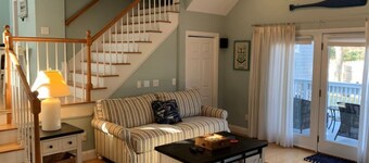 Cape Cod Getaway - close to beaches, shopping and more