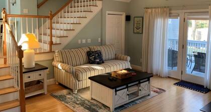 Cape Cod Getaway - close to beaches, shopping and more