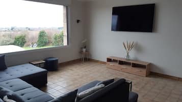 Smart-tv, tafelvoetbal, een tafeltennistafel en boeken