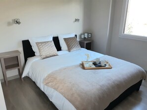 6 chambres, bureau, fer et planche à repasser, lit parapluie