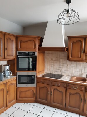 KĂŒhlschrank, Mikrowelle, Ofen, Herdplatte