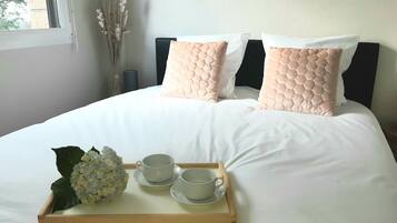 6 slaapkamers, een bureau, een strijkplank/strijkijzer, reisbedje