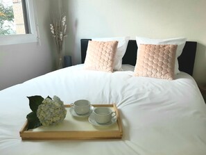 6 間睡房、書桌、熨斗/熨衫板、可攜式嬰兒床