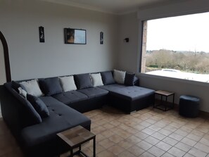 TV connectée, baby-foot, table de tennis de table, livres