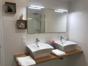 Bruser, hårtørrer, håndklæder, Sæbe