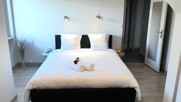 6 Schlafzimmer, Schreibtisch, Bügeleisen/Bügelbrett, Reisekinderbett