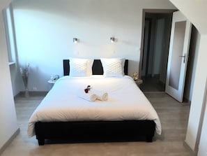 6 Schlafzimmer, Schreibtisch, BĂŒgeleisen/BĂŒgelbrett, Reisekinderbett