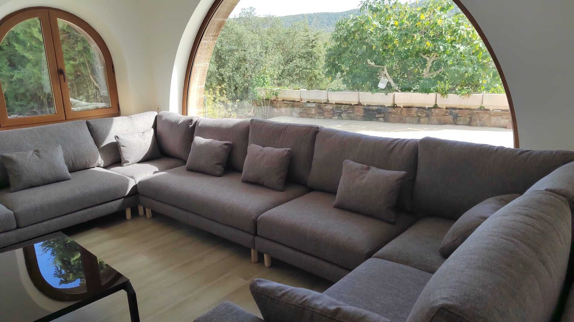 Smart TV, fireplace, books, stereo