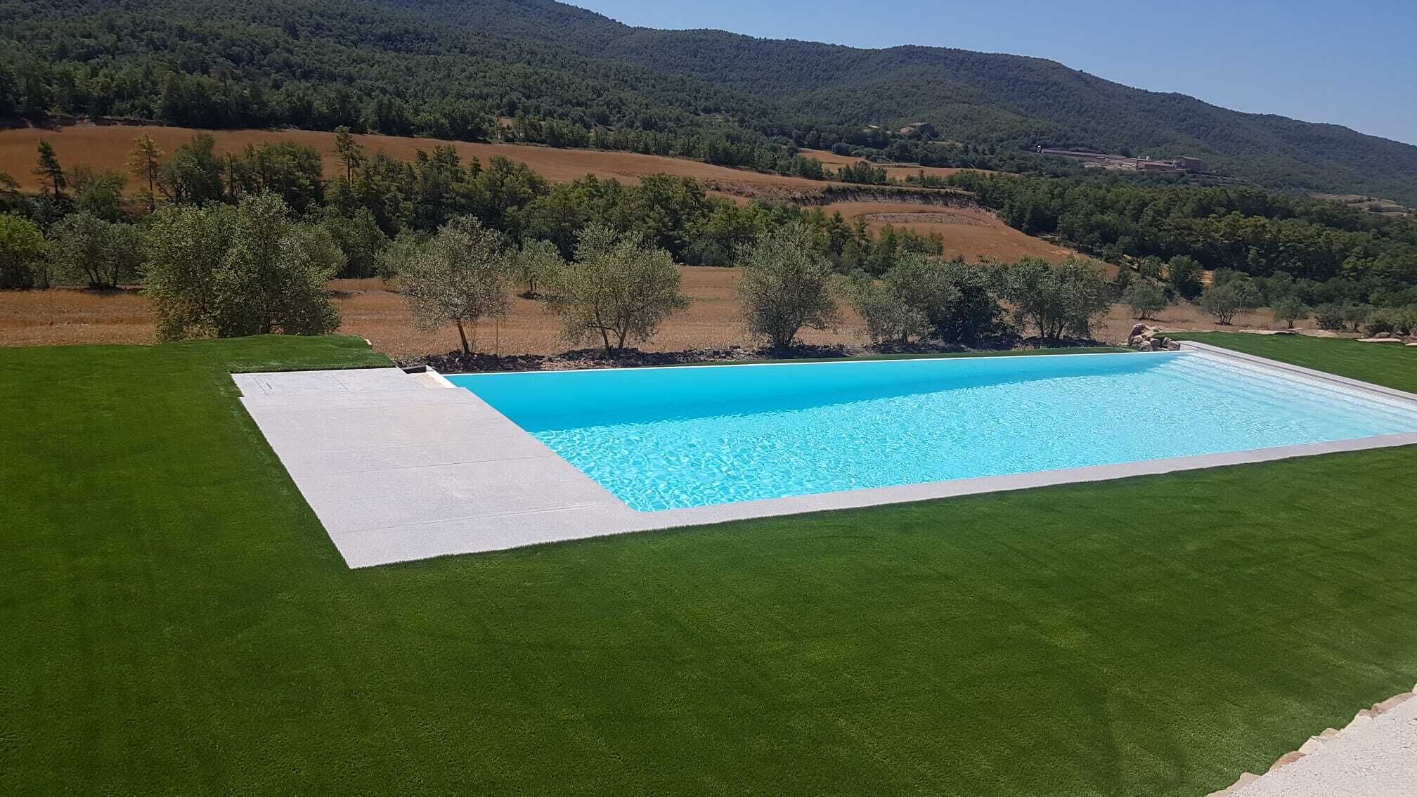 Una piscina cubierta, una piscina climatizada
