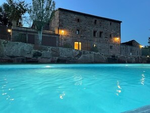 Innendørsbasseng og et oppvarmet basseng