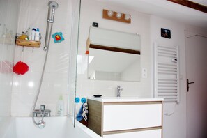 Bathtub, hair dryer, towels, toilet paper - Pleasant house in quiet neighbourhood (Pau)