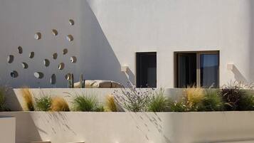 Honeymoon Suite, Sea View | 1 bedroom, premium bedding, minibar, in-room safe