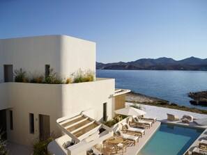 Seasonal outdoor pool, pool loungers - White Pebble Suites (Milos)