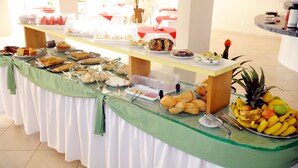 A buffet table with various food items and utensils. - Hotel Colorado (Rio Verde)