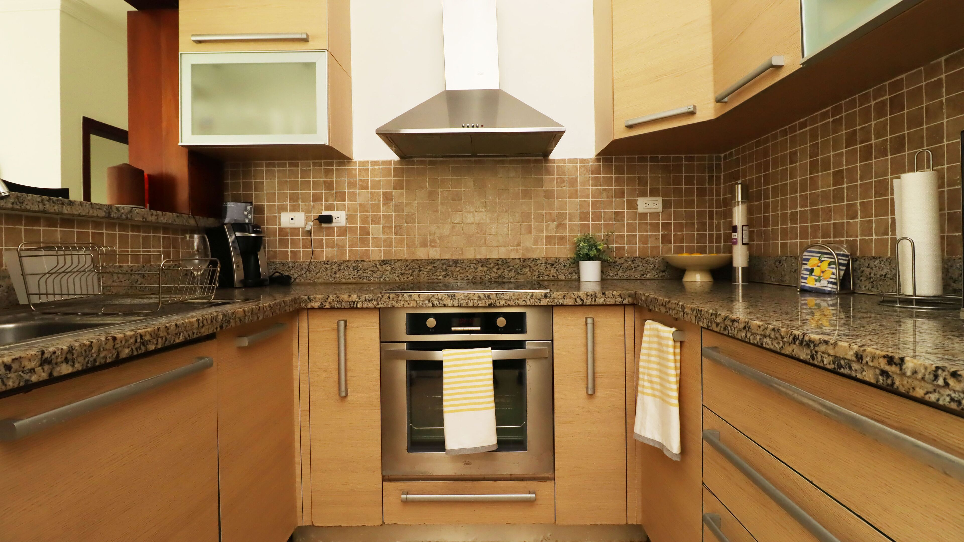 Mikroaaltouuni, kahvin-/teenkeitin, keittoastiat/astiat/ruokailuvälineet