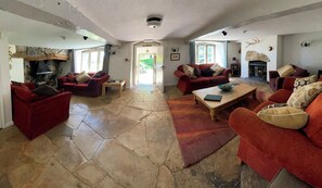 Smart-tv, pejs, dvd-afspiller, bordtennisbord