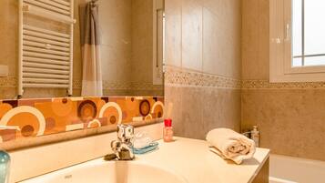 Bañera, secador de pelo y toallas