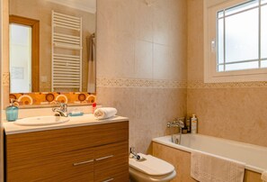 Bathtub, hair dryer, towels - Salt Lake views Los Montesinos Apartment (Los Montesinos)