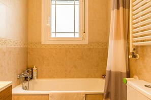 Badewanne, Haartrockner, Handtücher