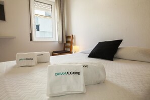 2 bedrooms, iron/ironing board, WiFi
