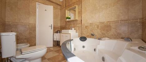 Un baño con inodoro, lavabo y bañera.