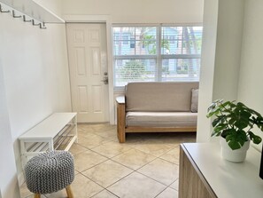 Älytelevisio, DVD-soitin, kirjoja