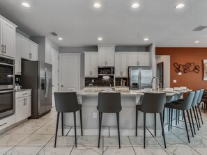 Réfrigérateur, four à micro-ondes, un four, surface de cuisson