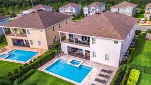 Un complexe résidentiel doté de deux piscines, d’un patio couvert et d’une pelouse bien entretenue.