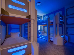 14 Schlafzimmer, Bügeleisen/Bügelbrett, Reisekinderbett