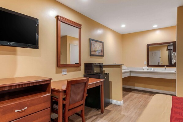 Room - Econo Lodge near Home Depot Center (Carson)