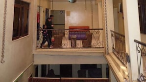 Un immeuble à plusieurs étages doté de balcons et de garde-corps en treillis métallique.