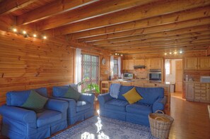 Smart TV, fireplace, books - Peaceful Mountain Home with Amazing Ocean Views and Power Backup (Cape Town)