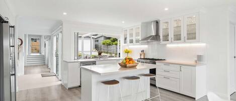 Kjøleskap, mikrobølgeovn, ovn og kokeplater