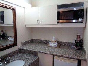 Private kitchen - Super 8 By Wyndham Gulfport Near Biloxi (Gulfport)