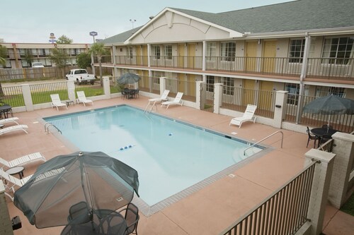 Super 8 By Wyndham Gulfport Near Biloxi
