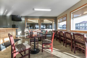 Restaurant - Empire Inn & Suites (Red Deer)