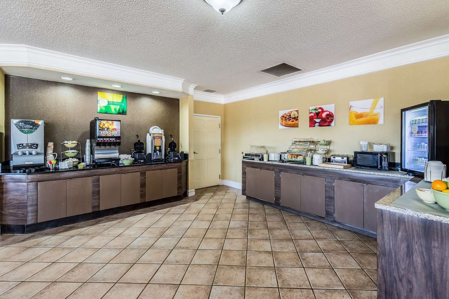 Ein Hotel-Rezeptionsbereich mit Kaffee-Ecke, Mikrowelle und Kühlschrank.