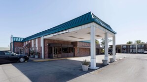 A building with a covered entrance and a sign that reads "RESTAURANT." - Econo Lodge (Osceola)