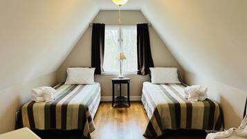 4 bedrooms, desk, iron/ironing board, free WiFi