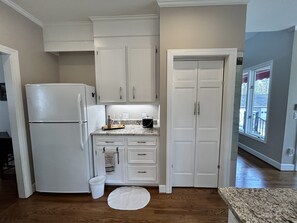 冰箱、微波炉、烤箱、炉灶