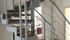 Modernilla muotoilulla varustettu monikerroksinen metallinen portaikko, joka yhdistää rakennuksen eri kerrokset.